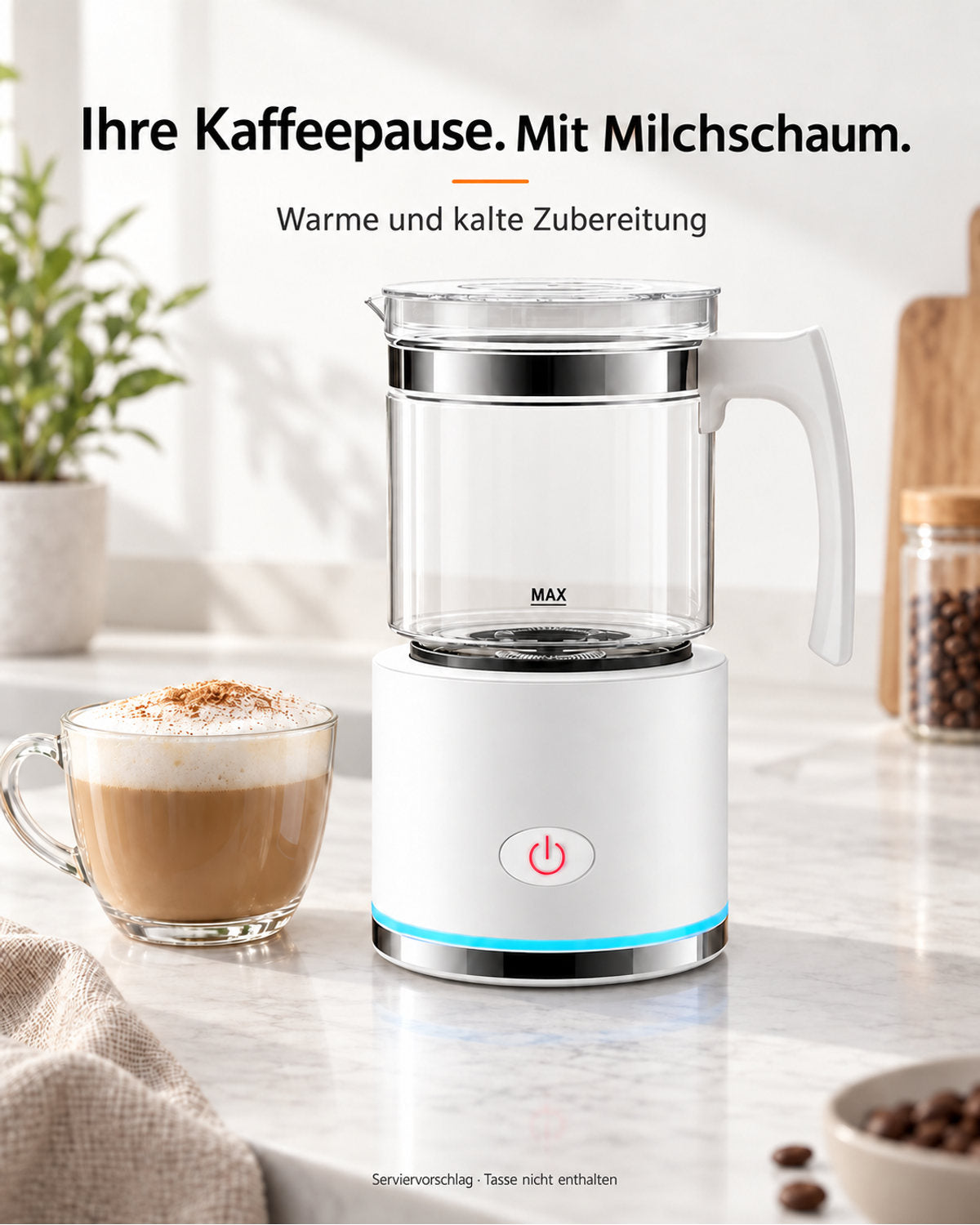 Milchaufschäumer mit Glaskanne neben einer servierten Kaffeespezialität