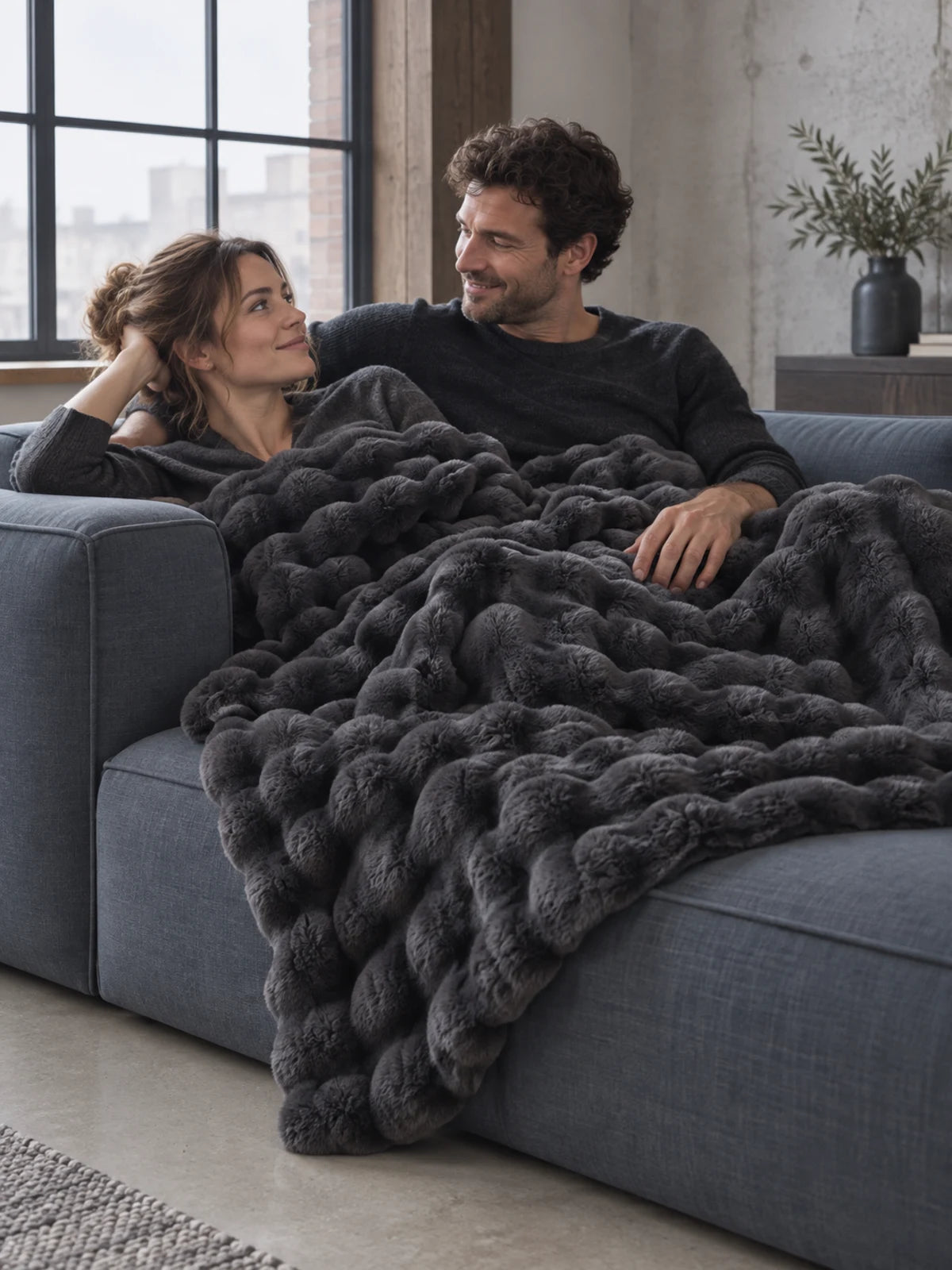 Paar auf dem Sofa mit der Decke Anthracite