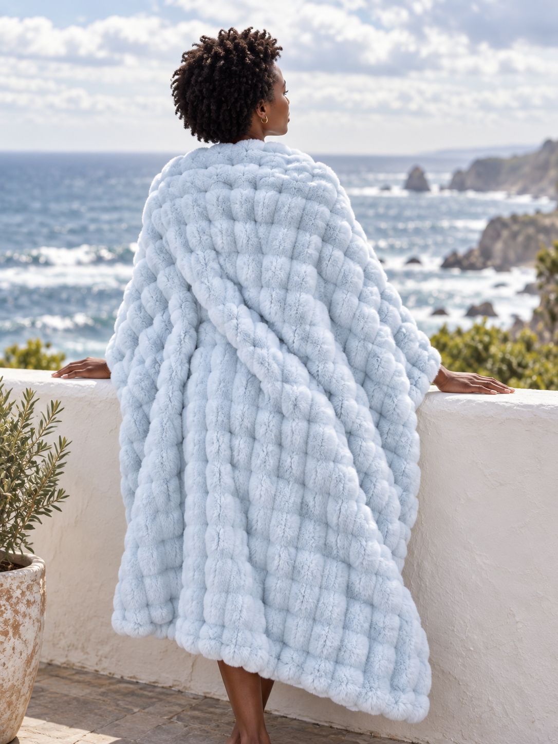 Plaid Nuage Bleu ciel — porté sur les épaules