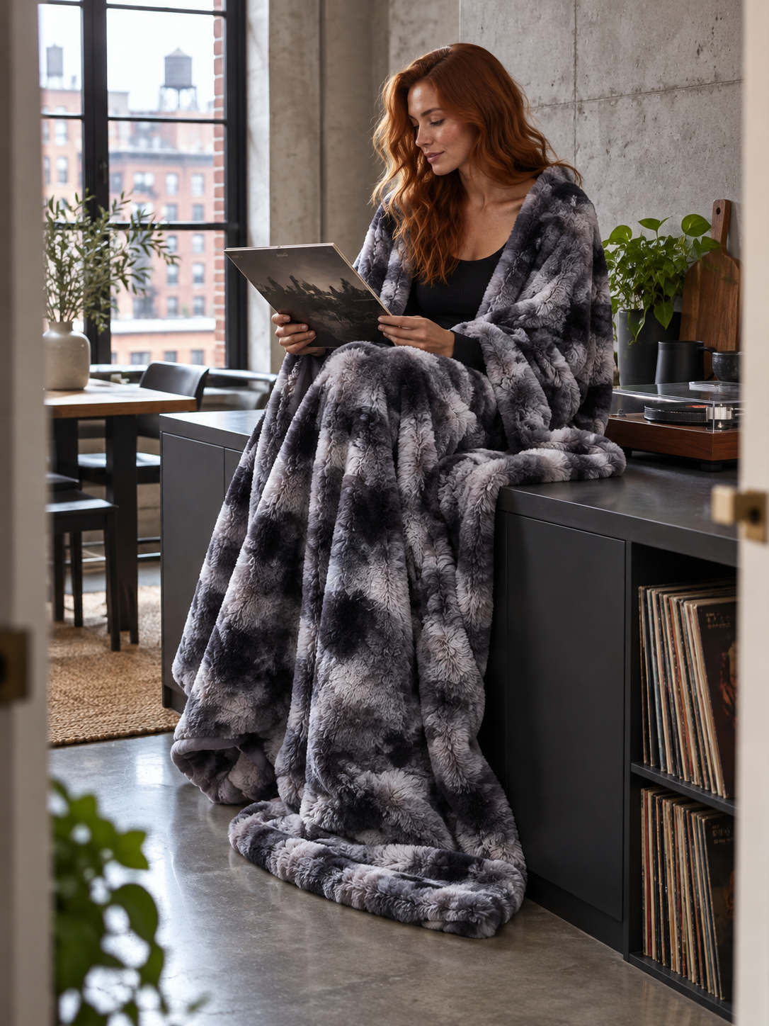 Plaid Nuage Anthracite marbré — porté sur les épaules